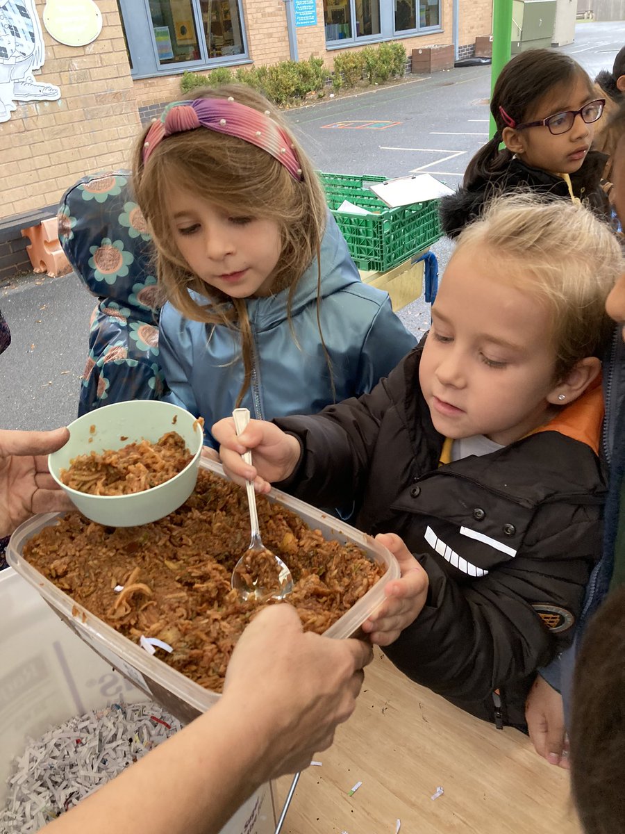 WlpsYear2's tweet image. Not only did 2H make a worm farm, they also named all the 🪱 🪱🪱2H welcome Spider-Man, Snowy, Molly, Crunchy, Wiggles, Ronaldinho and others to WLPS! #wormfarm #environmentalexperts #namingceremony