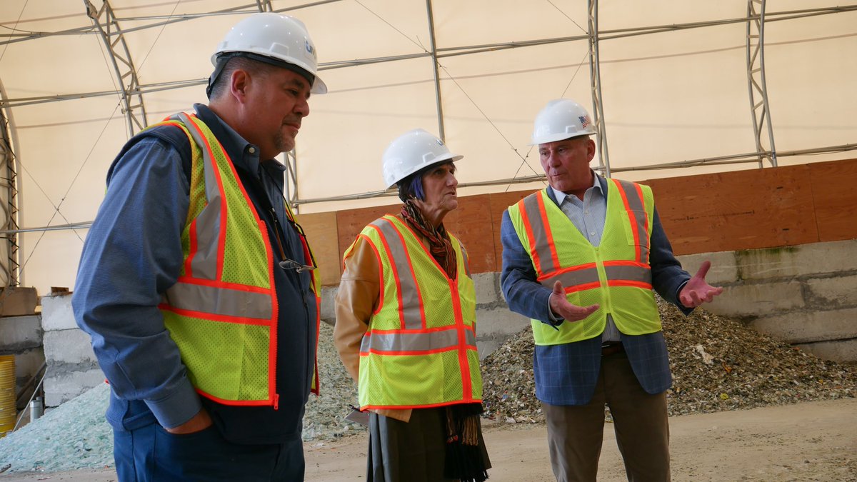 rosadelauro's tweet photo. Our local manufacturers are the heart of our workforce.  I visited Urban Mining to learn about their waste glass processing systems right here in Beacon Falls, CT. Their plant can take up to 100,000 tons of waste glass annually! https://t.co/ZW3URDYD1U