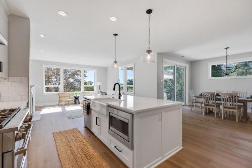 RenaissanceHome's tweet photo. The natural light in our SW Washouga Avenue home with the views from the living room are amazing! 😍

See it this weekend Saturday &amp; Sunday 12:00 p.m. - 4:00 p.m. 
4331 Washouga Avenue | Portland 

https://t.co/eHBnXUCeOz https://t.co/vLVE231wqB