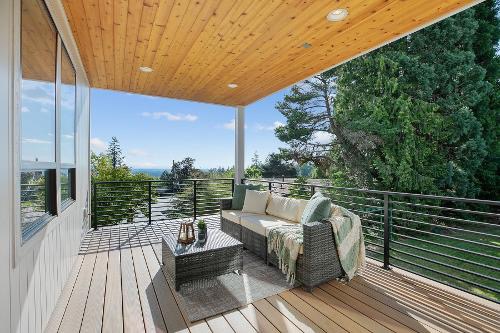 RenaissanceHome's tweet photo. The natural light in our SW Washouga Avenue home with the views from the living room are amazing! 😍

See it this weekend Saturday &amp; Sunday 12:00 p.m. - 4:00 p.m. 
4331 Washouga Avenue | Portland 

https://t.co/eHBnXUCeOz https://t.co/vLVE231wqB