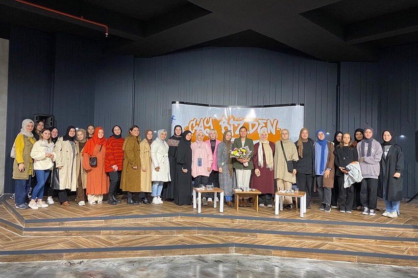 📍ÜSKÜDAR 

Çaylarının sıcaklığını muhabbetin samimiyetinden aldığı “Çay Bizden Sohbet Sizden “ programlarımızda İl Yeni Seçmen Başkan Yardımcımız; il yönetim kurulu üyemiz <a href="/ezgisukrdl/">Ezgisu Kordalı</a> ‘nın katılımlarıyla Üsküdar’da ilk defa oy kullanacak yeni seçmen kardeşlerimizle buluştuk 🚀