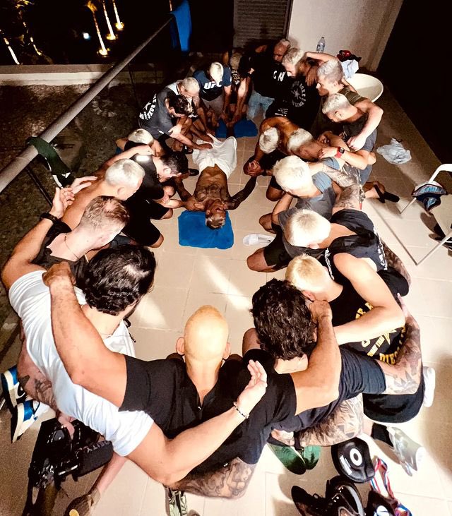 _MMAMindset's tweet image. Incredible photo of Charles Oliveira and his team
