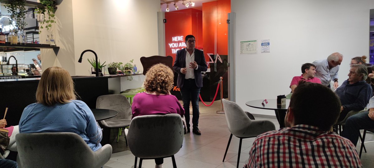 Cs_vlcnoroeste's tweet photo. 🟠 Esta tarde, afiliados de @CsValencia_C y provincia, nos hemos reunido en torno a nuestro querido @HugoMaldonado para debatir sobre #LiderazgoPolítico.
🤔 Interesantes reflexiones sobre las cualidades del auténtico líder político
#Solercia
#Prudencia
#Humildad
🧡 Gracias! https://t.co/F5ZclLirKa
