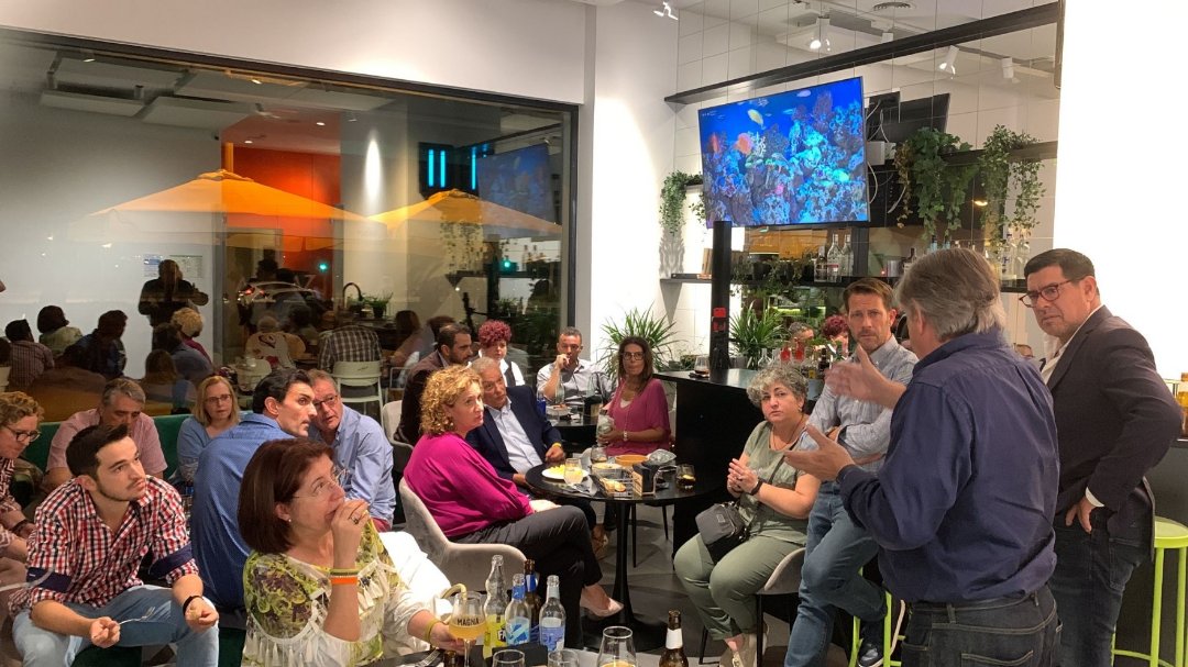 Cs_vlcnoroeste's tweet photo. 🟠 Esta tarde, afiliados de @CsValencia_C y provincia, nos hemos reunido en torno a nuestro querido @HugoMaldonado para debatir sobre #LiderazgoPolítico.
🤔 Interesantes reflexiones sobre las cualidades del auténtico líder político
#Solercia
#Prudencia
#Humildad
🧡 Gracias! https://t.co/F5ZclLirKa