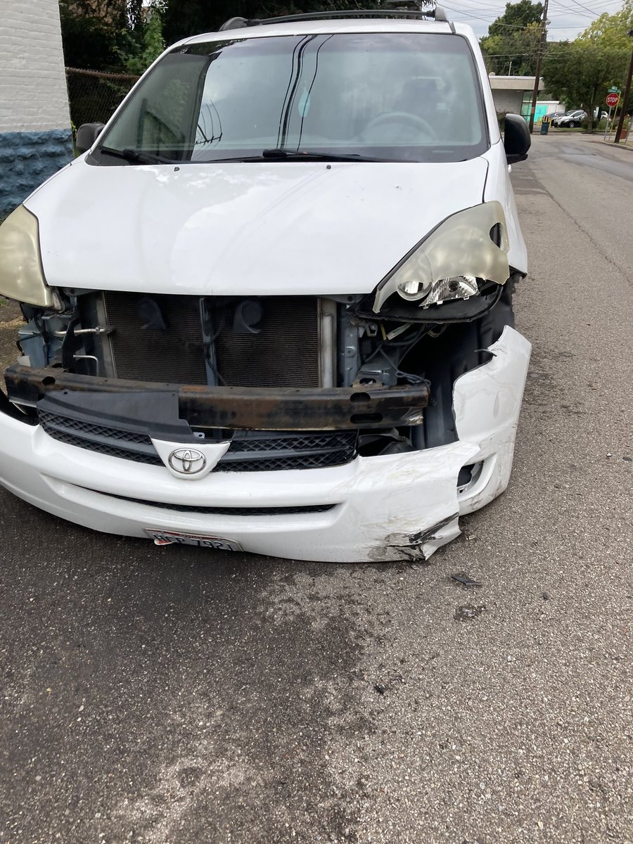 archivist68's tweet photo. @CincyPD Can you please address the many cars w/out headlights! I see about a 1/2 doz driving to work everyday. Just a few examples https://t.co/v7SbCNOi7H