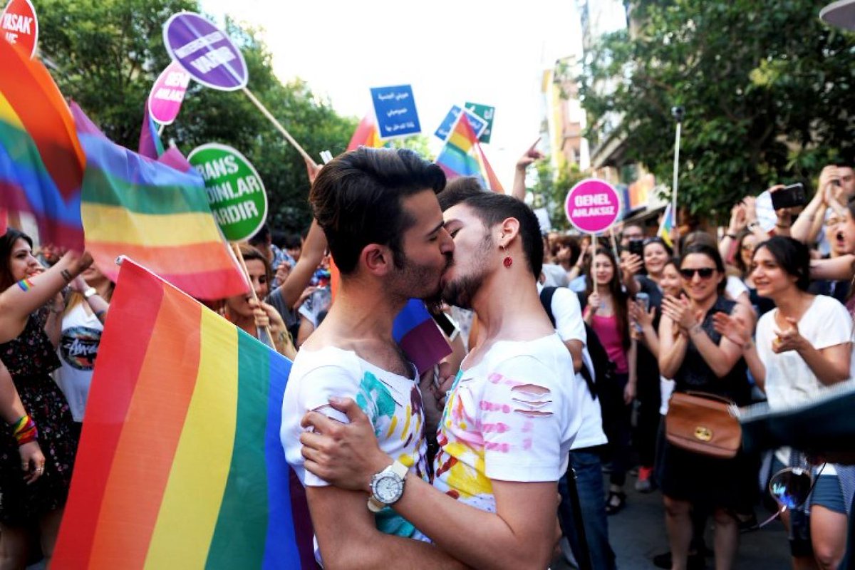 IgualdadLGBT's tweet photo. Les molesta la lucha, el empoderamiento, el activismo, la reivindicación; en definitiva les molesta la VISIBILIDAD LGBT. Seguiremos dando VISIBILIDAD ✊ 🏳️‍🌈🏳️‍⚧️ https://t.co/MY7ooz1mxn