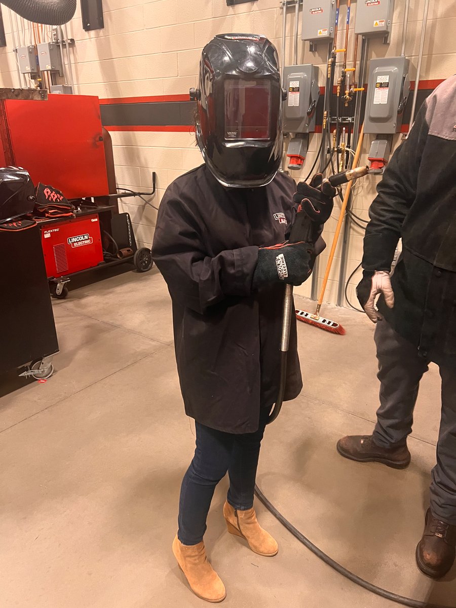 TheChelleTravis's tweet photo. 💥 SkillsUSA Executive Director by day, welder by night! 💥I had the opportunity to try out welding for the first time ever at Lincoln Electric's headquarters today. It has been such an amazing week at the #WorldSkills22 Special Edition Competition presented by Samsung! https://t.co/RdAi2C7bzP