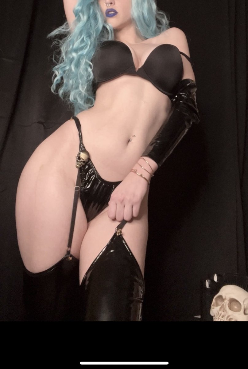 🤍SARAWRcosplay🤍 on Twitter "That belly though"