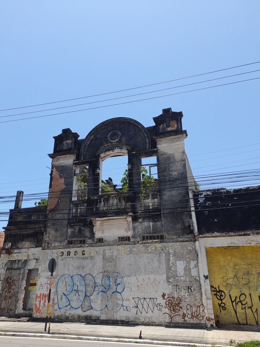 Que a natureza tome de volta, ser humano presta não. Raspa os pelos, cobre as vergonhas, não tem jeito, país virando fascista, que vergonha.