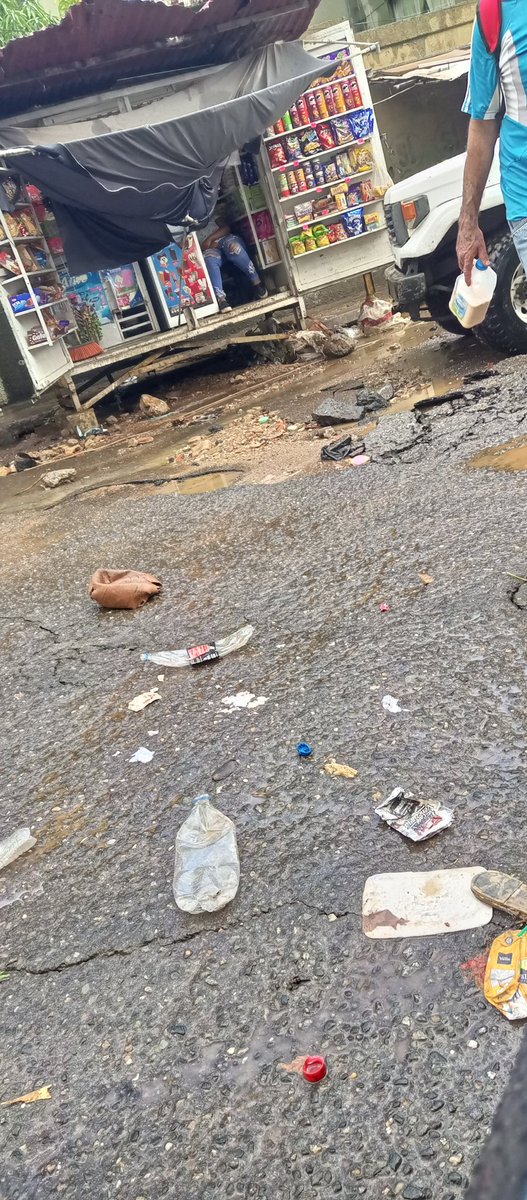 Angelicacesareo's tweet photo. En colapso total calle Cajigal del valle requerimos de su apoyo urgente el asfalto se hundió https://t.co/UxqZ2uKr22