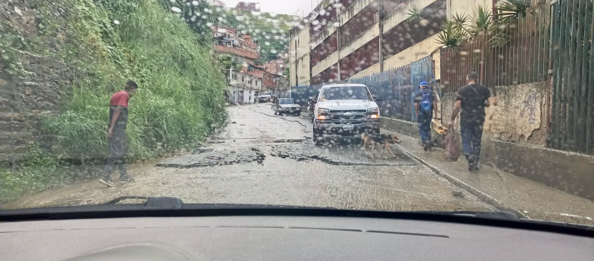 Angelicacesareo's tweet photo. En colapso total calle Cajigal del valle requerimos de su apoyo urgente el asfalto se hundió https://t.co/UxqZ2uKr22