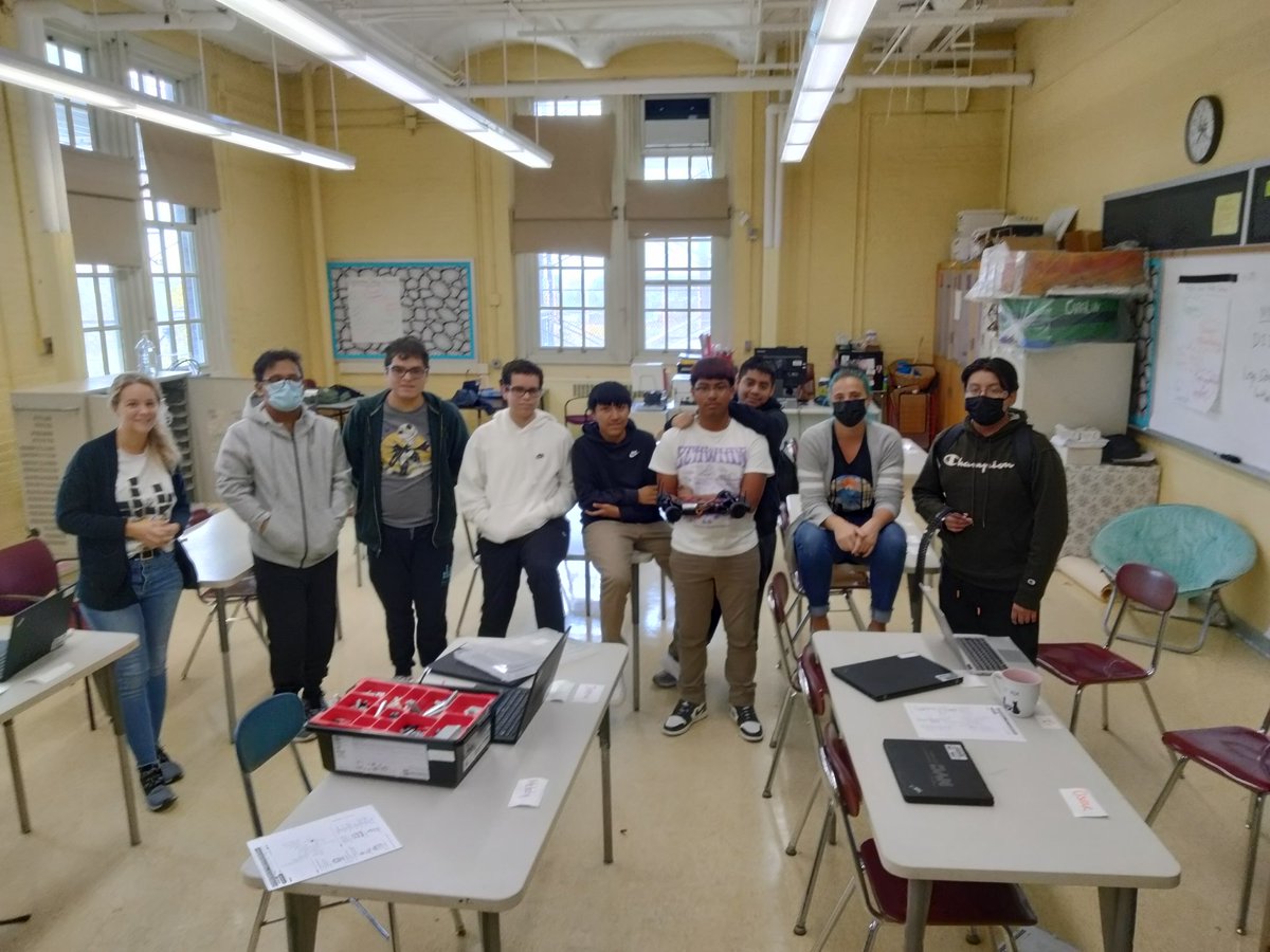 aupebrooklyn's tweet photo. Mentoring students in Robotics, Student Council and Model UN with love and success at AUPE. #bushwickstronger https://t.co/hHjDv7wXiq