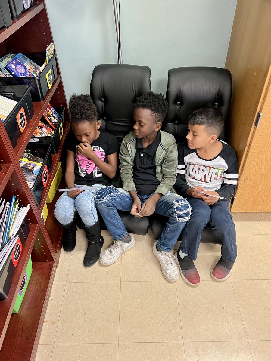 SterlingElemen1's tweet image. 3rd Graders practiced their fluency excerpts with a buddy today!  Next up…class audiobook! 🗣️ 🎤 📖  @ELeducation @CharMeckSchools  #Module1 #YesWeCan #SiSePuede #sterlingpride🐯