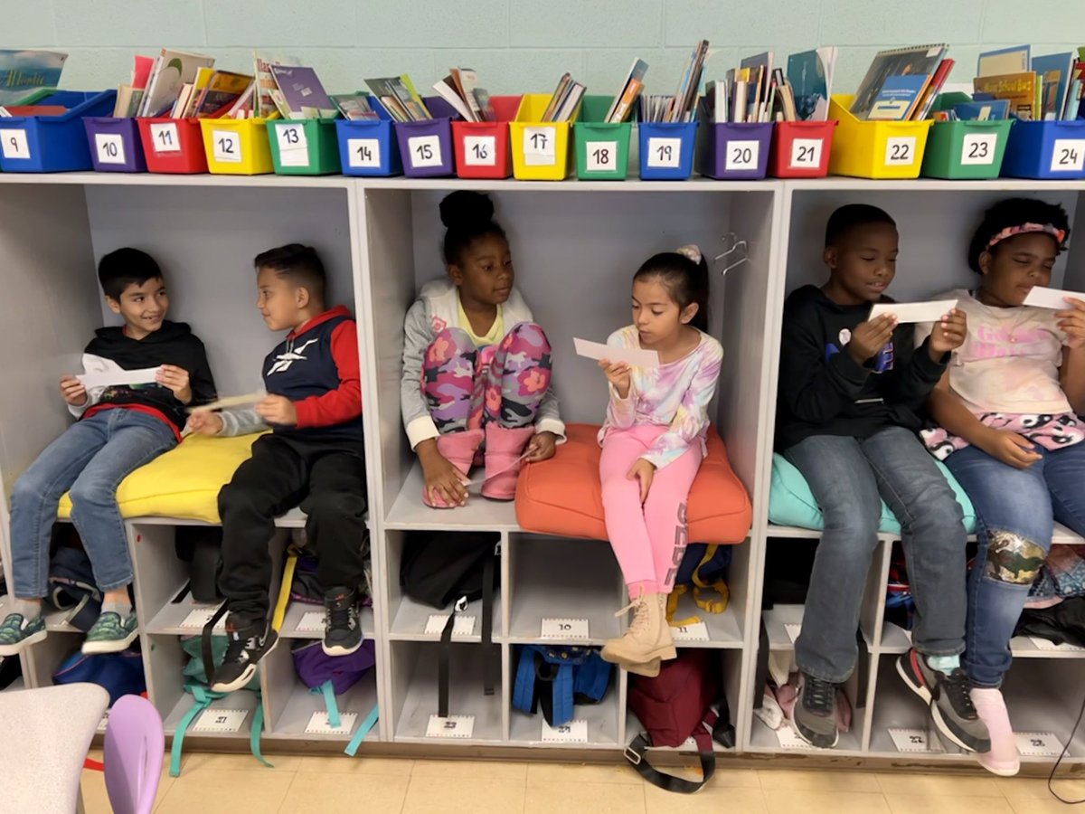 SterlingElemen1's tweet image. 3rd Graders practiced their fluency excerpts with a buddy today!  Next up…class audiobook! 🗣️ 🎤 📖  @ELeducation @CharMeckSchools  #Module1 #YesWeCan #SiSePuede #sterlingpride🐯