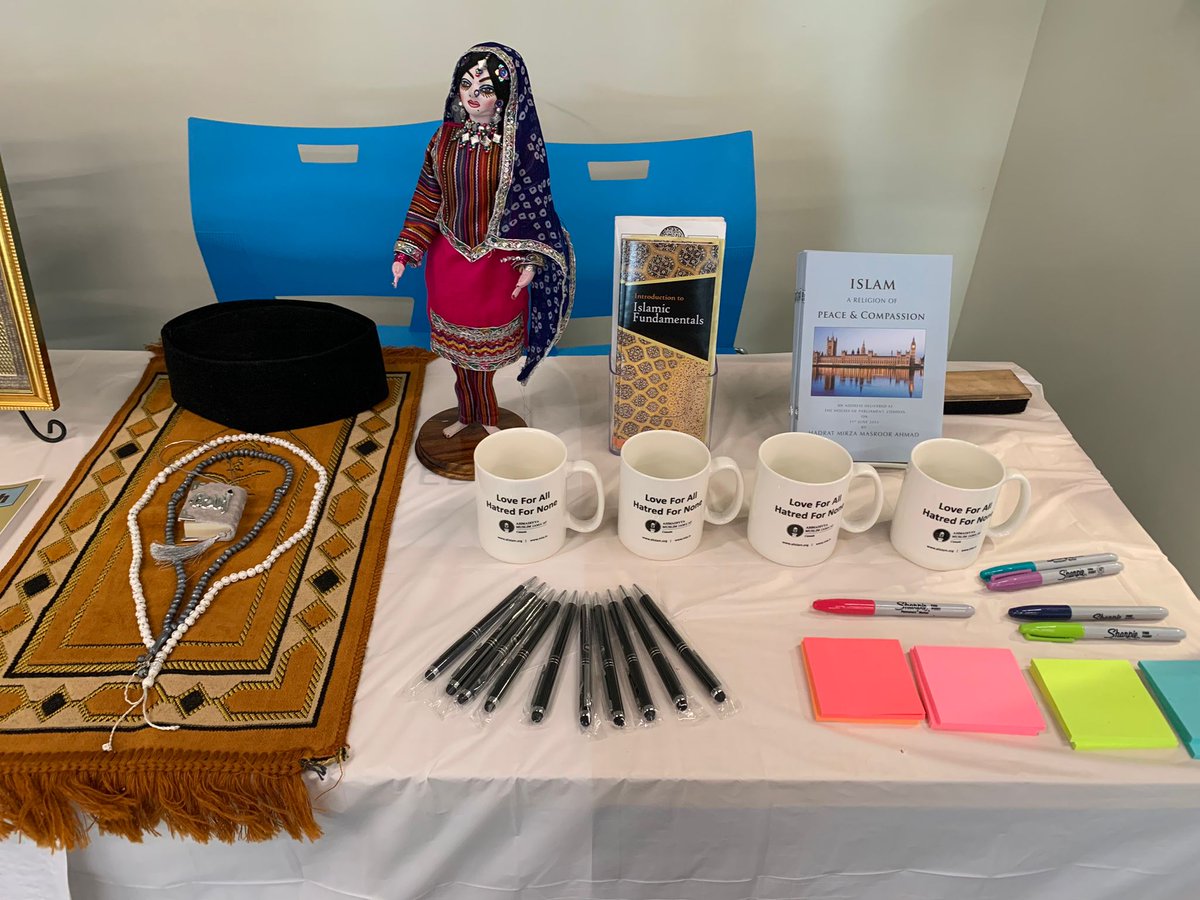 LajnaVBCCanada's tweet photo. The Ahmadiyya Muslim Women Students Association [AMWSA] @SFU exhibits the rich heritage, culture, traditions, and beliefs of Islam at Simon Fraser University. 

Check it out for yourself!
#IslamicHeritageMonth #IslamAhmadiyyat @rashid_daniaa @SFUcentral https://t.co/B86BIYCKV9