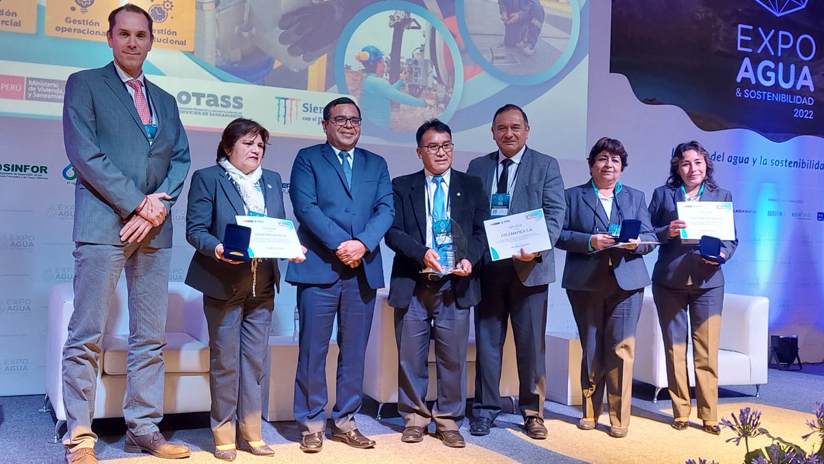 OtassPeru's tweet photo. #ExpoAgua2022 | Reconocimos a 6️⃣ empresas prestadoras de saneamiento (EPS) porque gracias a su creatividad y esfuerzo contribuyeron a implementar buenas prácticas para mejorar su gestión, la atención a los usuarios y el cuidado del ambiente. 👉Lee la nota: https://t.co/cEcb4Ure0A https://t.co/O0BGFMGQhj