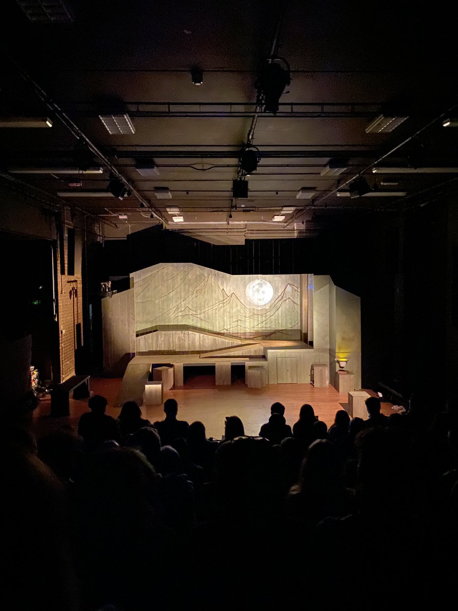 MonIaith's tweet photo. Pleser croesawu @theatrbaracaws i Fôn heno, y tro ‘ma i @Y_S_T_J. 

Diolch i’r cast arbennig am ddod a Un Nos Ola Leuad yn fyw, a llongyfarchiadau iddynt a’r tîm ar greu perfformiad dirdynol arall. 

Ymlaen i @NeuaddDwyfor dros y penwythnos! Mwynhewch weddill y daith 🌚🌝 #UNOL https://t.co/N8gXI9SL1l