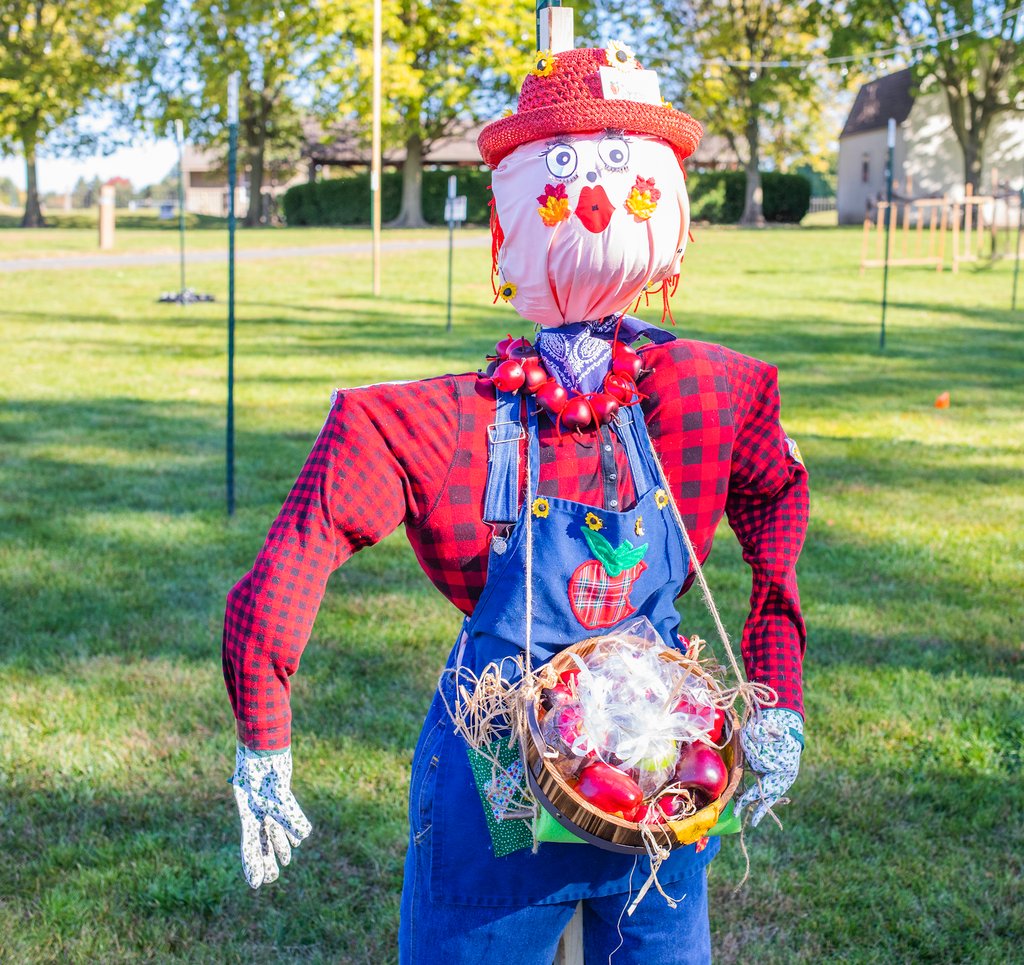 AppleStoreCP's tweet image. Vote for our scarecrow, "Annie Apple", during the #HeadlessHorsemanCP scarecrow contest, now through 10.30.

The Apple Store is open evenings during Headless Horseman, 5:30P - 9PM.

#AppleStoreAtCP #Halloween #HeadlessHorsemanCP @ConnerPrairie #ExploreCP #Scarecrow