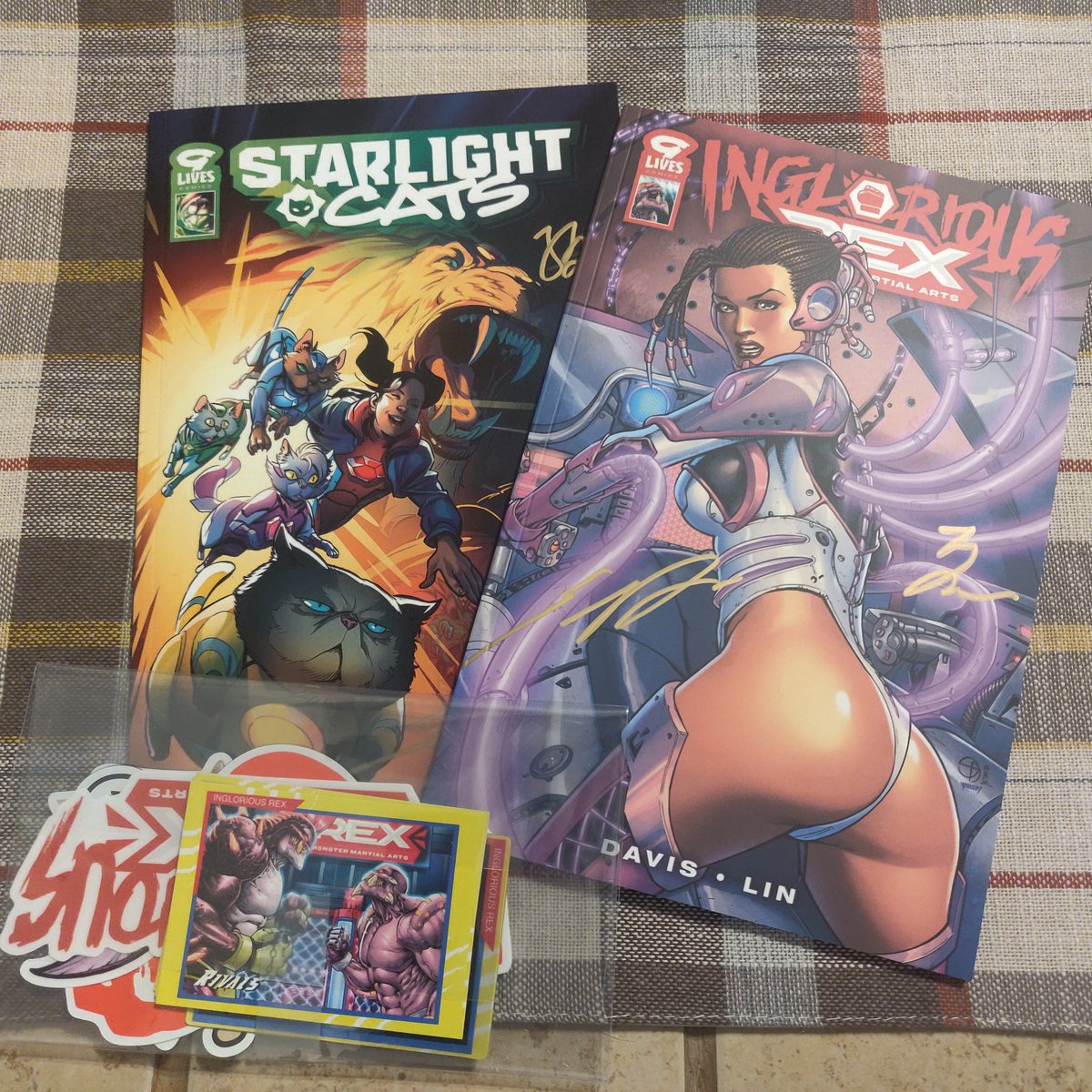 jc_chappy's tweet photo. I just got my copies of #IngloriousRex and #StarLightCats from @shanedavisart and @linyanzi and I COULDN'T BE MORE IMPRESSED!!! (Look at dat azz!) #ComicsgateDelivers
@EthanVanSciver @JonMalin https://t.co/TnuRuWfZdk