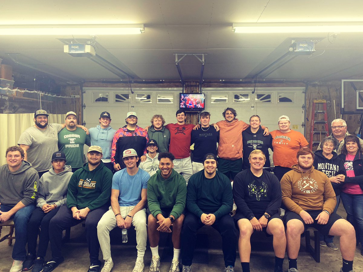 Big thanks to my Aunt &amp; Uncle along with my Family on hosting our OL Dinner tonight! The food was 💯✔️❕
Being able to share these nights with all these people is truly special. Appreciate this group, always!