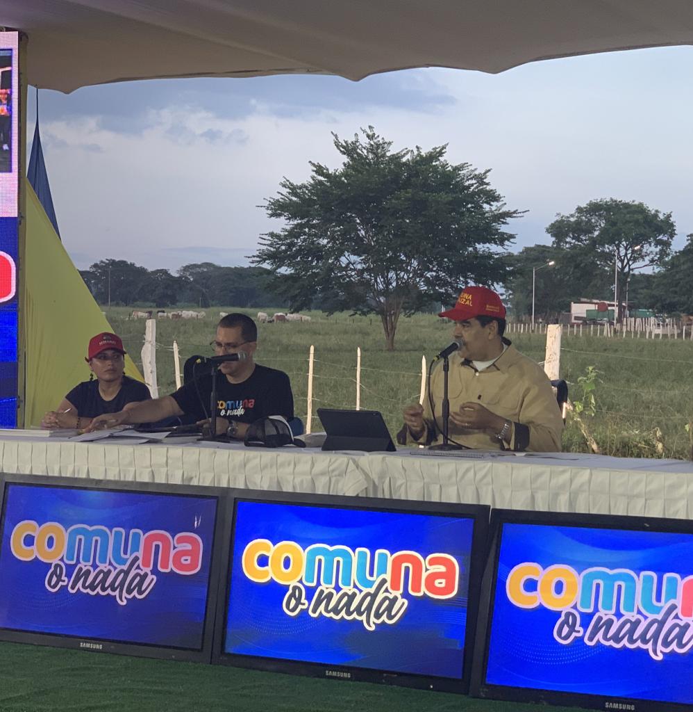 ingrid_sira's tweet photo. #10AñosDelGolpeDeTimon
Via @LuisJonasReyes 
Acompañamos a nuestro Presidente @NicolasMaduro desde la comuna El Maizal en el Municipio Simón Planas. Recordando la jornada histórica del “golpe de timón” de nuestro Cmdte Chávez. Comuna o Nada!
@Iribarren_Alc 
@Mippcivzla https://t.co/kup8QnD9BW