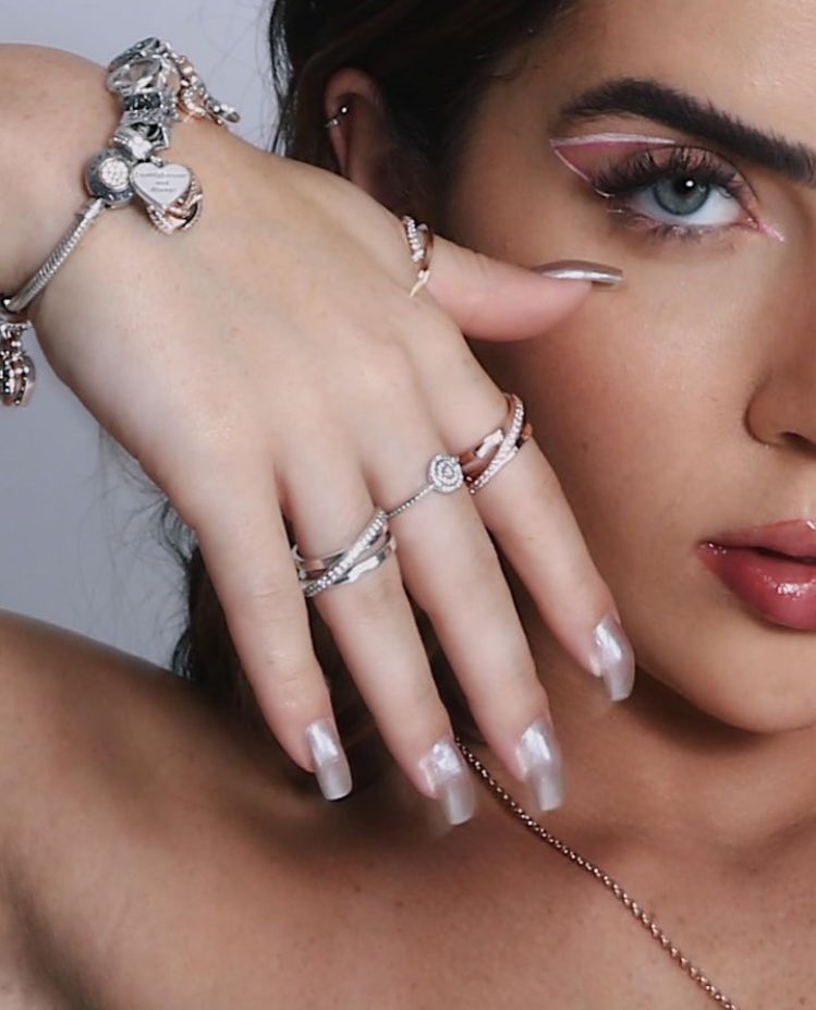 cariocapicon's tweet photo. Ela faz a publi dela, o resultado da make ficou lindoooo, eles escolheram a nossa Jade a melhor!!! #JadeComPandora https://t.co/hiZBQqQcoS