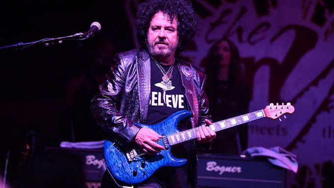 Happy birthday to Steve Lukather (Toto) 
(October 21, 1957). 