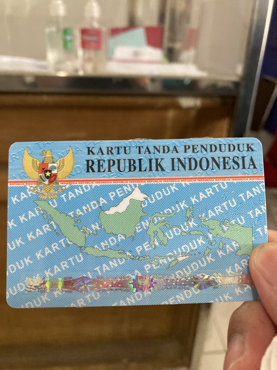 Ngurus e-KTP alamat Riau di Dukcapil Sleman sat set tenan.

Dari awal masuk gedung sampai KTP tercetak cuma butuh waktu 15an menit.

Bapak sampai kaget. "Sudah jadi?"

Syudah...

Bayar berapa? Gratis. 

Tambah heran pula.