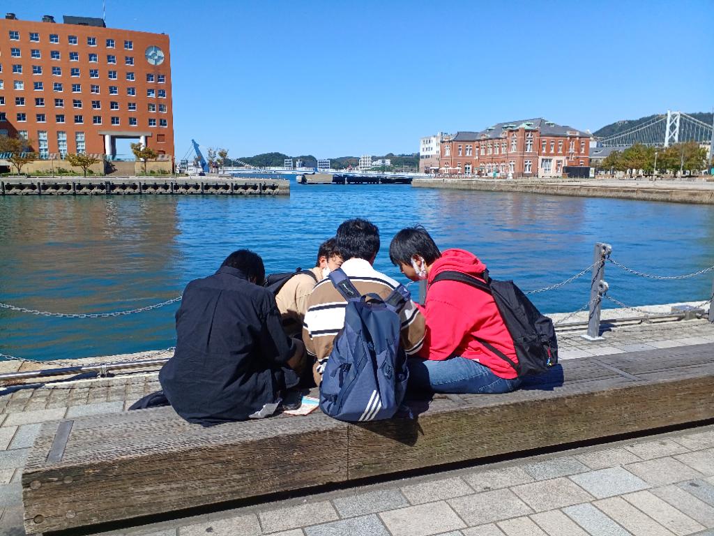 marukenramen's tweet photo. おはようございます。

本日10/21は、門司港レトロで丸拳ラーメン営業をいたします。  

店に行く途中、猫がいました!
身だしなみきれいやけど。捨て猫やろうか?それとも、散歩か?かなり人懐っこいです。

ということで、今日も、元気にラーメン作りまーす。

あなた様のお越しをお待ちしております! https://t.co/VrPYBF1QM6