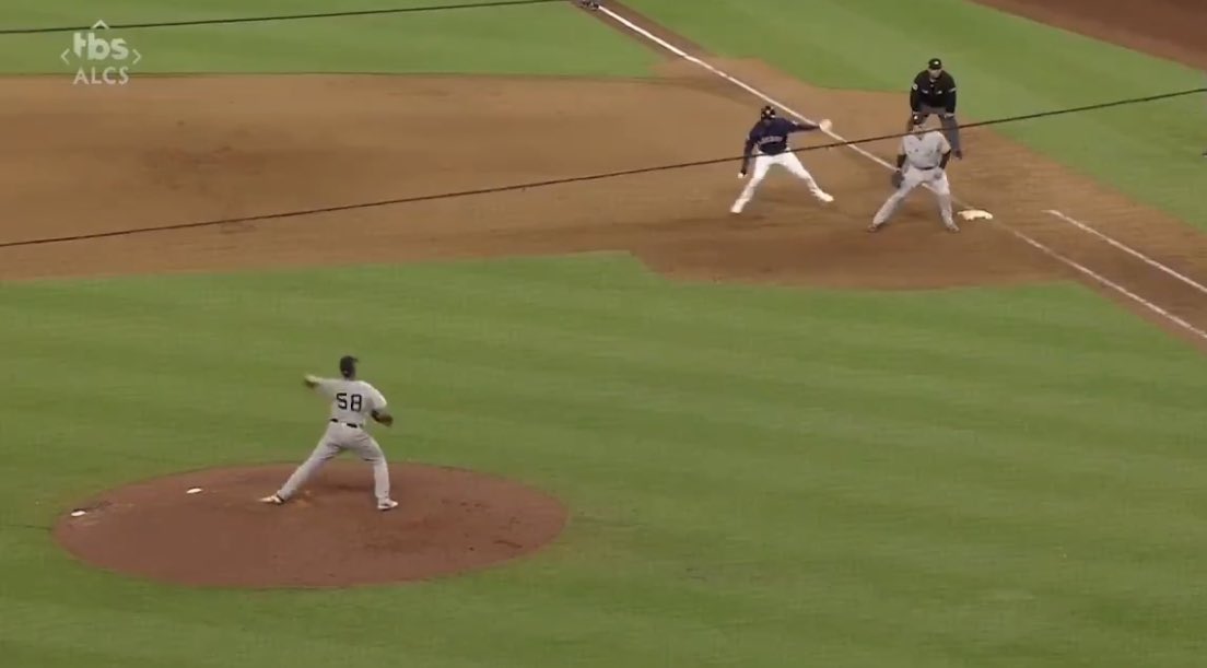 WynnDerong's tweet photo. 10000% a balk. #Astros #alcs #balk #mlb https://t.co/mdfrxUYwJx