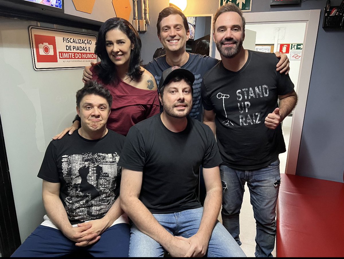 marcelaleal's tweet photo. Foto histórica com uma parte do Clube da Comédia DEZESSETE ANOS DEPOIS!! Gratidão pela recepção tão carinhosa no seu Clube @DaniloGentili. Obrigada @DiogoPortugal e @OscarFilho e @hpantarotto https://t.co/oqCXvUCJ9a