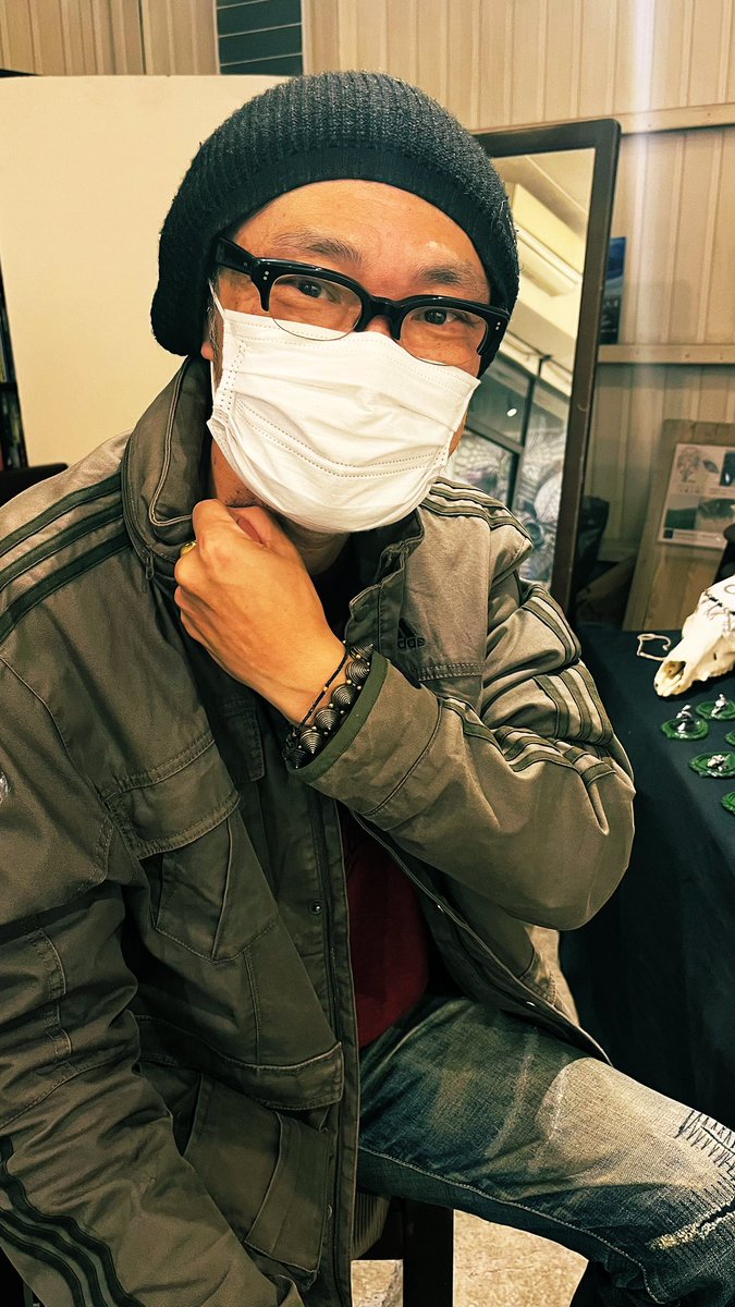 shoutajima's tweet photo. オハヨ。
阿佐ヶ谷ギャラリー白線にて開催チューの「avatara」にセンセーと行ってきたZE!
「俺コレが今すぐほち〜ぃ」つってセンセーが作家の牛くん私物ブレスレットを強奪、もといお買い上げ!もちろんリングもオーダー。
展示は23日まで!急げ!
#田島昭宇 #avatra #ギャラリー白線 https://t.co/52TudkCUa1