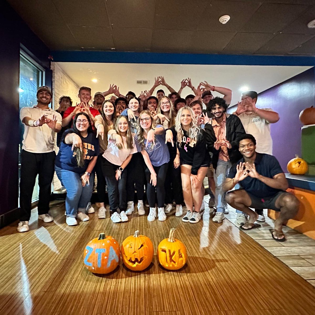 Pumpkin carving with the beautiful ladies of <a href="/LU_ZTA/">LU Zeta Tau Alpha</a> was such an amazing time!! Always great to see our friends old and new 🤍

#RushPike #ZTA