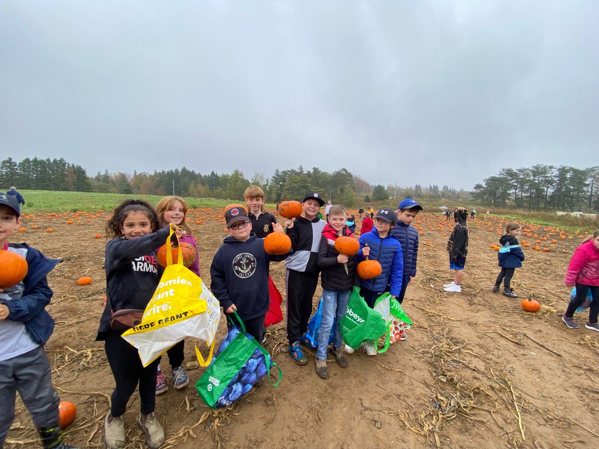 GreenfieldCB's tweet photo. Greenfield Students enjoyed some time at Hanks Farm. #cbvrce https://t.co/FAkkgZjPUe