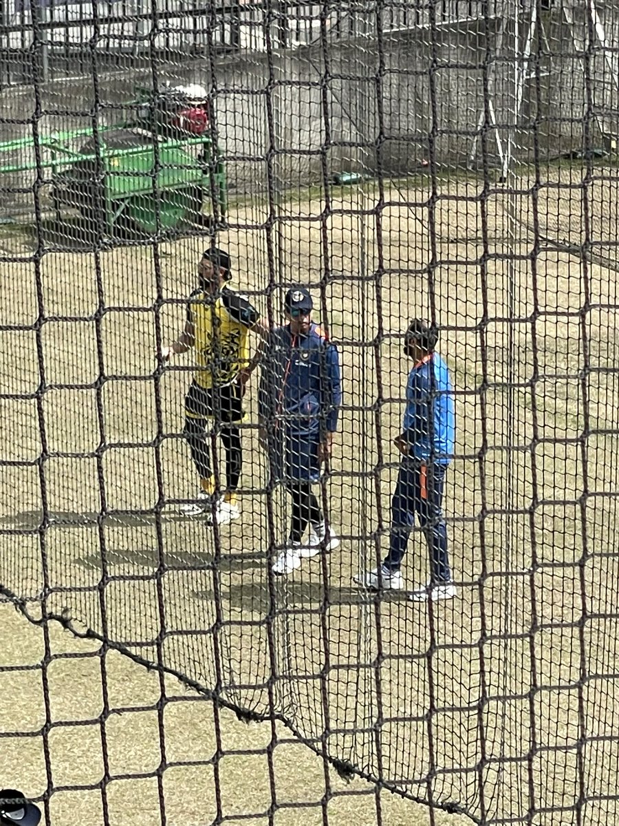 preetiddahiya's tweet photo. Rahul Dravid observed Mohammad Shami and Arshdeep very closely during the nets this morning.
Death overs bowling strategy?
#indiaVsPakistan
#T20WorldCup
#Melbourne
#TeamIndia
#NetPractise https://t.co/RCMoO0YSwK