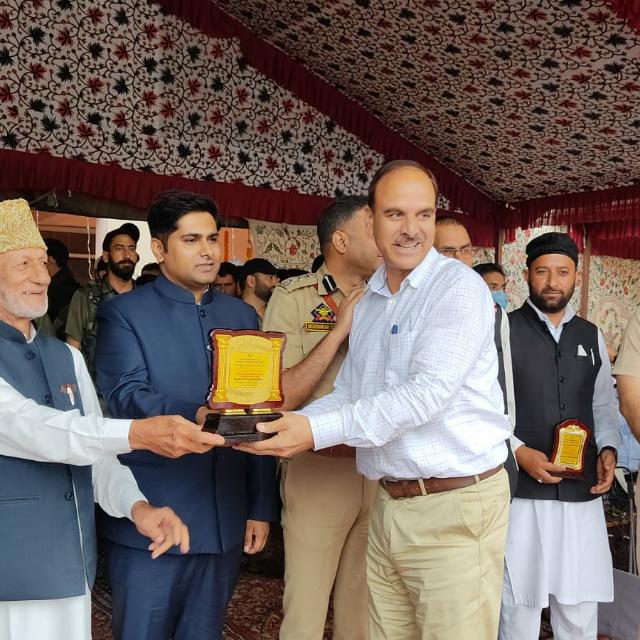 JKNGFOA's tweet photo. Sad demise of Mr. Shabir Ahmad Bhat Sahab, former DFO bandipora has left entire Forest fraternity in Shock and Tears!
May Almighty Allah grant courage to the bereaved family and bless him highest place in Jannah! Ameen! https://t.co/EffrHZZY3L