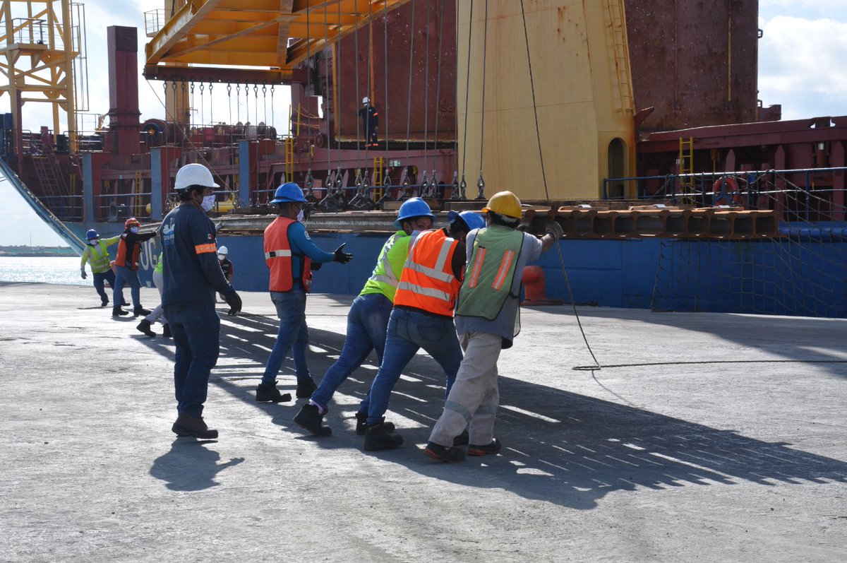TabascoJavier's tweet photo. El desembarque de rieles para el @TrenMayaMX, realizado en Puerto Progreso Yucatán, genera empleos en las localidades cercanas. Aquí la muestra. 👇

#SúbeteAlTren
#FelizViernesATodos https://t.co/gwcpBH9YWC