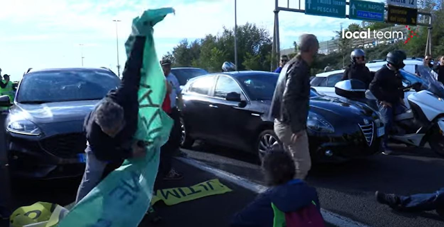 viaggrego's tweet photo. “#Levatevi dal C****, qua c’è #gente che #Lavora”: #Automobilisti sparecchiano i #Gretini sul #GrandeRaccordoAnulare (#Video)! https://t.co/wCGgxj7CUt https://t.co/dfml5NuPRQ