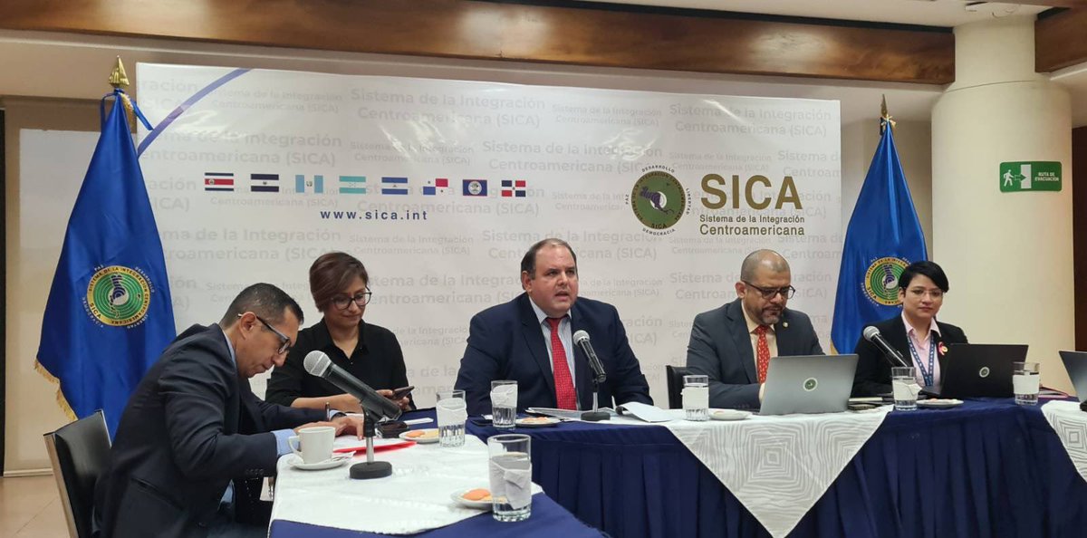 ANEPElSalvador's tweet photo. El Secretario General @sg_sica @WernerVargas72 y Jorge Hasbún presidente CCIE @camarasal @fecamco presidieron hoy una reunión con empresarios locales con representación regional: Agustín Martínez @Fecagro #ANEP, Vilma de Calderón #FECALAC, y @CuellarSilviaM #FECAEXCA, entre otros https://t.co/UB0rud2Lwf