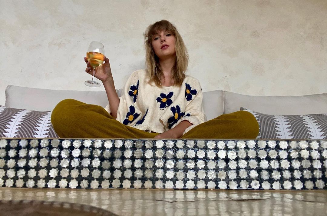 MTV's tweet photo. 💿 Evermore (2020)
💿 Midnights (2022) https://t.co/iWGTarWr5C