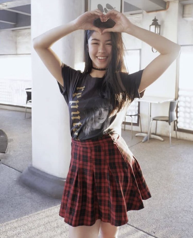 calinsetbisousJ's tweet photo. @KissesDelavin, our swiftie cutie, are you waiting with us too? 🫶

 #MidnightsTaylorSwift https://t.co/hKCXQaLAWS