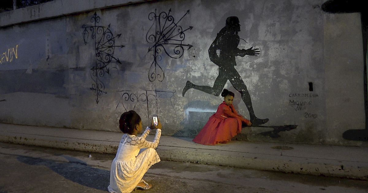 alexguax's tweet image. Que impresionante es EPICENTRO, una de las obras de Hubert Sauper presentadas por @DocsMX en la #17DocsMx. Un fragmento en el tiempo que critica el efecto fatal del turismo en Cuba. Una perversa penetración al hogar de cientos de habitantes. #SauperEnMéxico