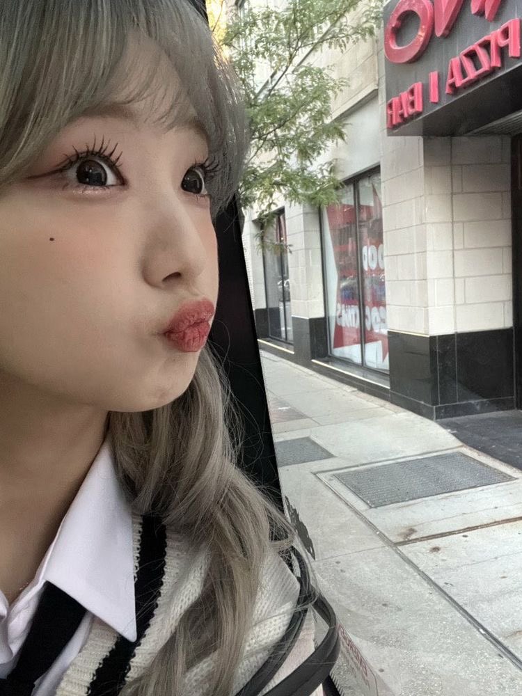 loonaOTD's tweet photo. not a single thought behind those eyes
#YEOJIN #LOONA
#여진 #이달의소녀 https://t.co/t6O5u4coVP