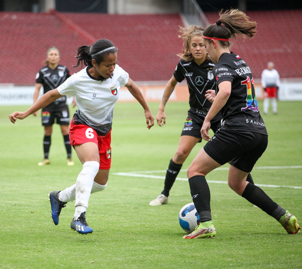 femdepor's tweet photo. #LibertadoresFEM | ¡Resultado final en Quito! 
@stgomorningfem 7️⃣-0️⃣ #DeportivoLara 

Dura derrota que nos hace despedirnos de la @libertadoresfem 😥 ¡𝐕𝐎𝐋𝐕𝐄𝐑𝐄𝐌𝐎𝐒 𝐌𝐀𝐒 𝐅𝐔𝐄𝐑𝐓𝐄𝐒!

#DaleDEPOR 🔴⚫️
#LaGloriaEsDeEllas https://t.co/NquvZPVx4l