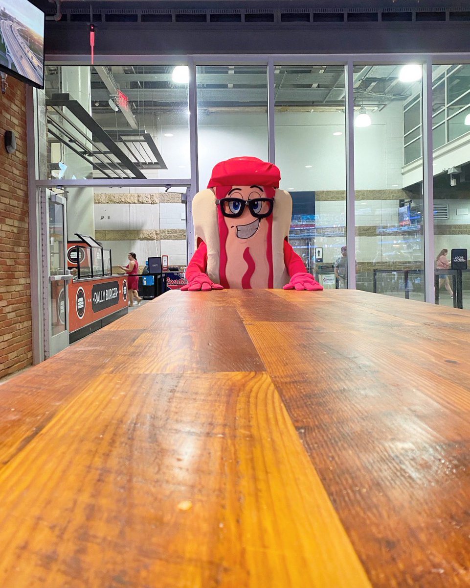 CleHotDogs's tweet image. Patiently waiting for midnight when @taylorswift13 drops her new album…