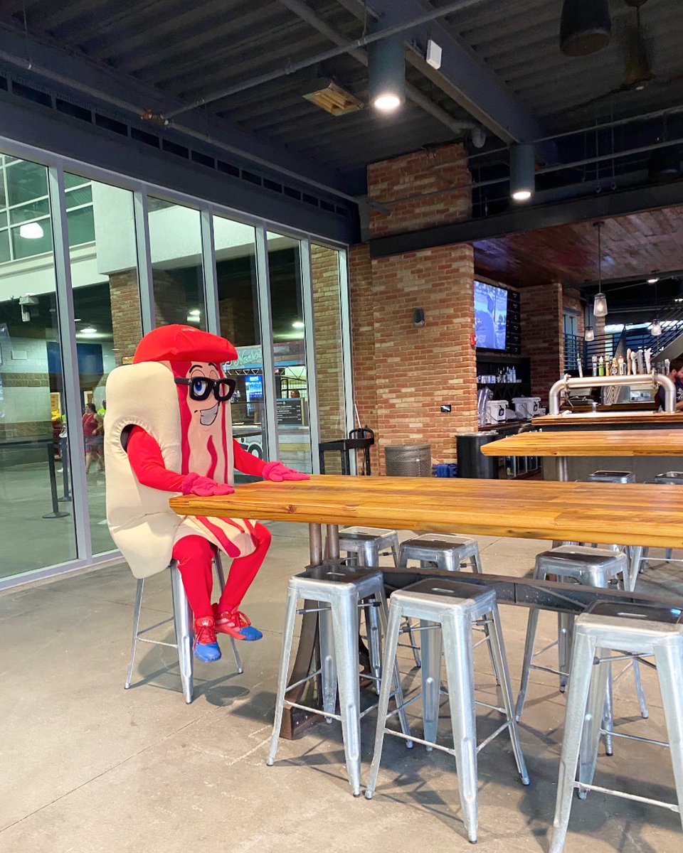 CleHotDogs's tweet image. Patiently waiting for midnight when @taylorswift13 drops her new album…