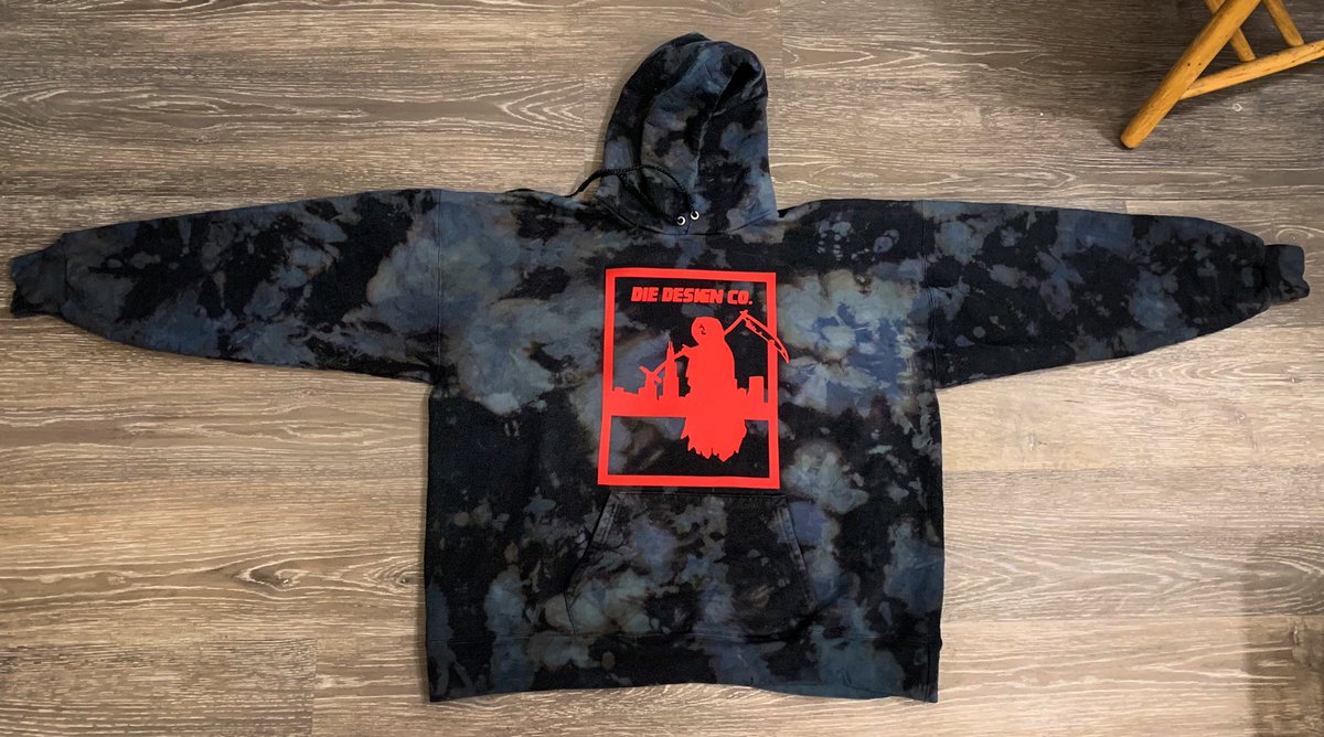 DieDesignCo's tweet image. perfect spooky season hoodie 👻🎃
message me for custom apparel 🎁