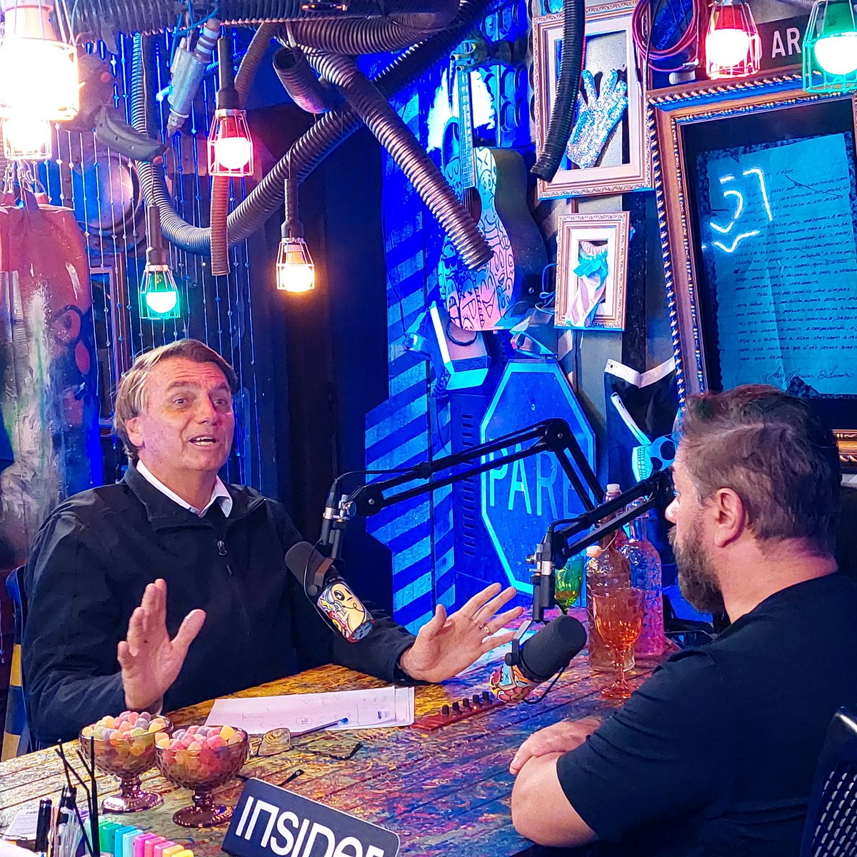 Olá terráqueos! Estamos AO VIVO AGORA com <a href="/jairbolsonaro/">Jair M. Bolsonaro</a>, que é presidente do Brasil e está concorrendo à reeleição! O papo de hoje tá sensacional, já pega as jujubas, a bandeira e vem correndo pra live!
youtu.be/qbTzhB0akt8