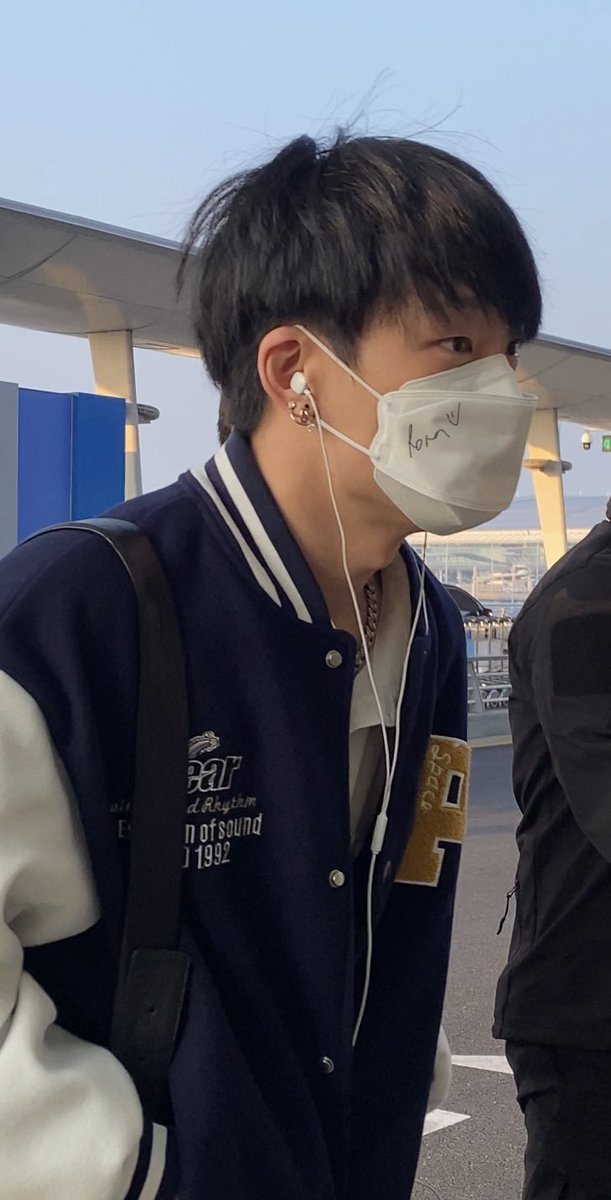 Rownabells's tweet photo. I’ M GONNA COLLAPSE COLLEGE HEARTHROB KIM BOBBY IS HERE 😭😭😭 https://t.co/oxiiMCmTXS