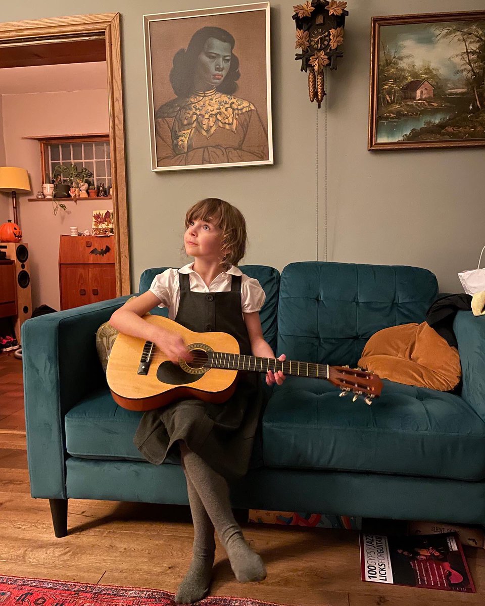 LoisHarding's tweet image. After school guitar lesson with Daddy @Scarback73 🎸🎶